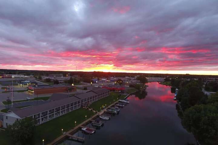 Fleetwood Inn & Suites