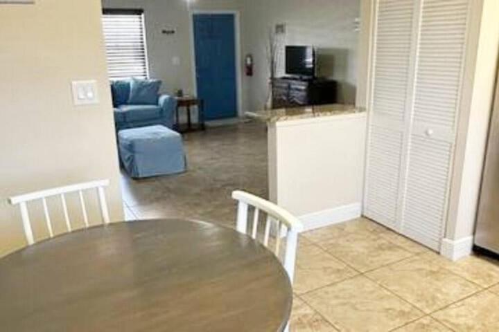 Waterfront corner 2 / 1 Apt