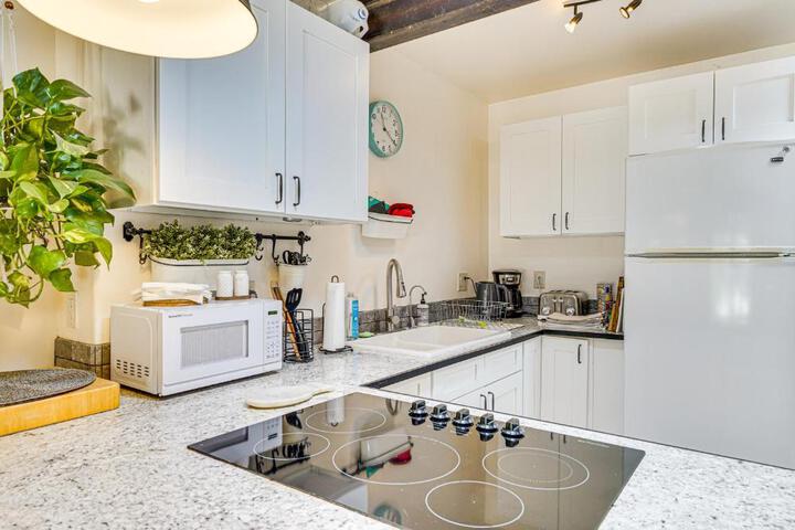 Vibrant Casa Paloma w / Patio - Near Vineyards!