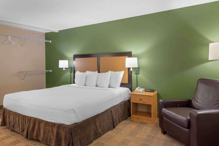 Room 14 of 33