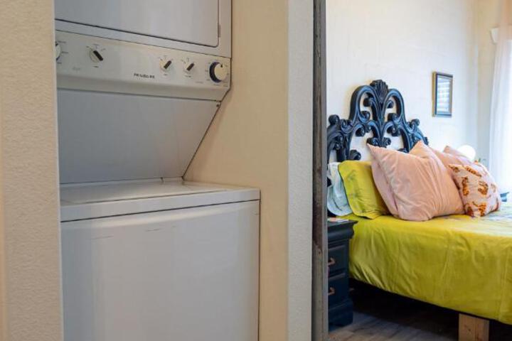 Chateau Royale Pet Friendly, on Bayou, Downtown!
