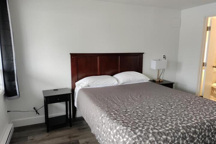 Eight Bar B Motel