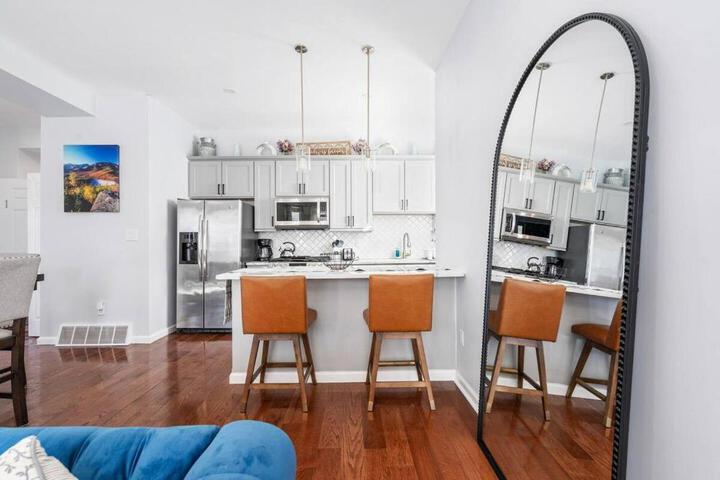 Modern 3 Bed Apt Parking W D