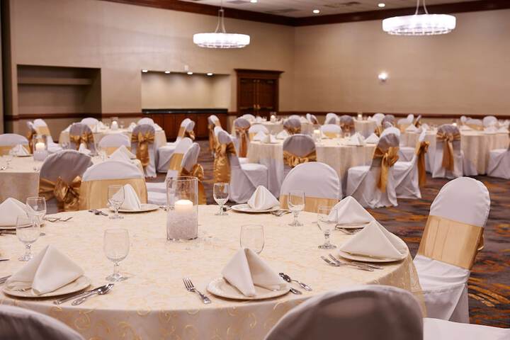 DoubleTree by Hilton Detroit - Dearborn
