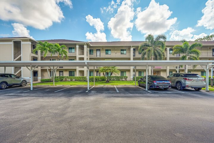 3 Mi to Beaches: Naples Condo w / Pool Access!
