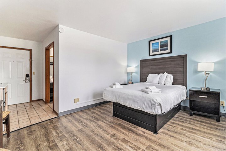 Snyders Shoreline Inn