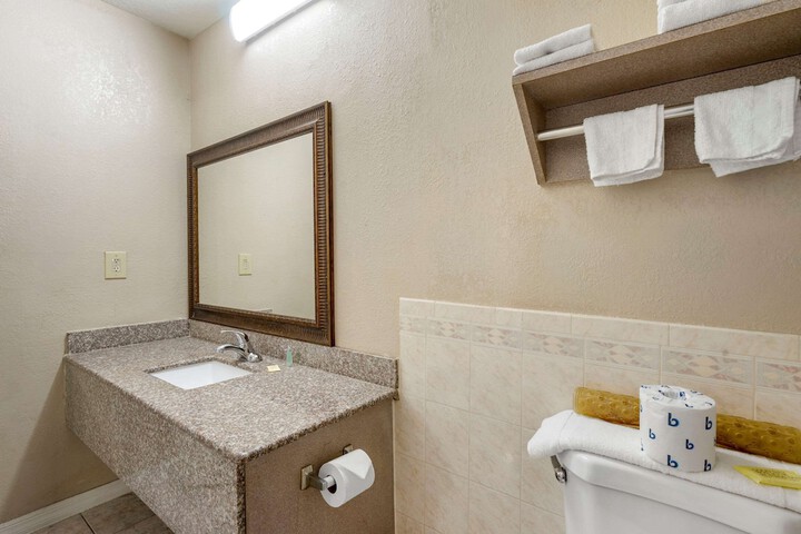 Room 11 of 28