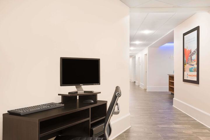 Howard Johnson by Wyndham Quincy / Boston