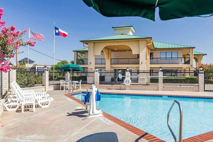 Pool 4 of 27