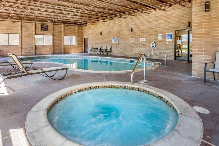 Econo Lodge Inn & Suites