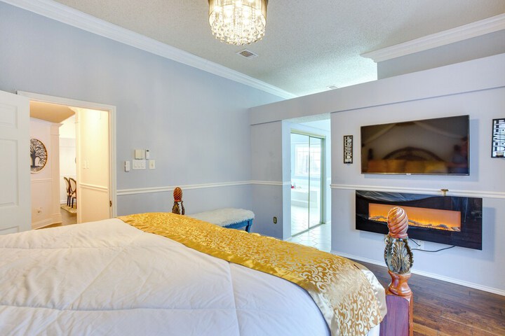 Walk to Lake! Rowlett Escape w / Fire Pit & Views