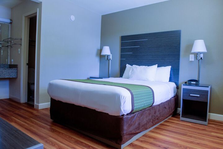 Clarion Pointe Athens I-65