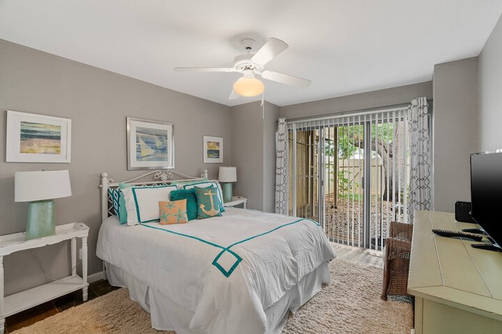 Lakeside Condo Retreat in Horseshoe Bay