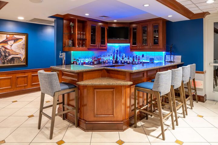 Lounge 18 of 22