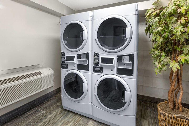 Travelodge by Wyndham Madison Heights MI