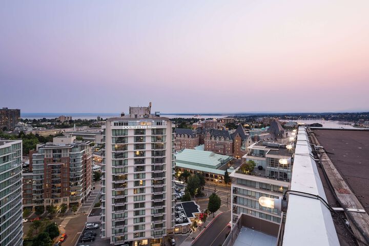 DoubleTree by Hilton Hotel & Suites Victoria