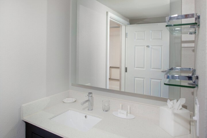 Room 17 of 28