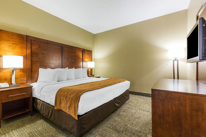 Comfort Suites near I-80 and I-94