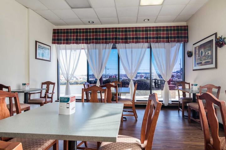 Econo Lodge Inn & Suites Conference Center