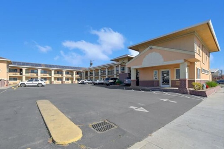 Americas Deluxe Inn