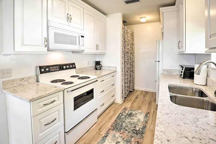 Renovated Crescent Lake Escape w / Waterfront Deck!