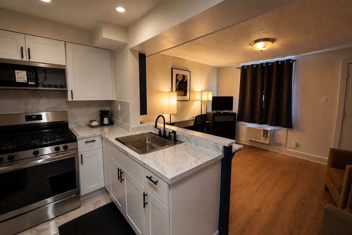 H & H Motor Lodge