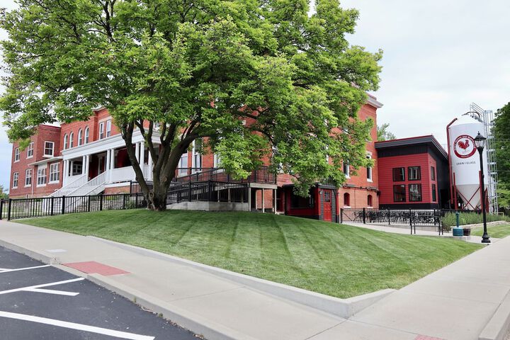 Historic Red Rooster Inn