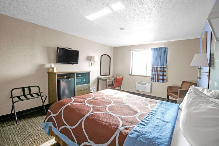 Super 8 by Wyndham Kenosha / Pleasant Prairie