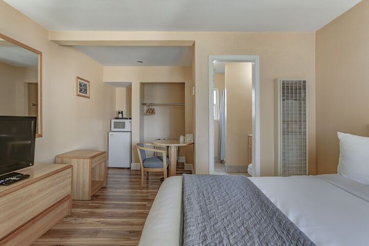 Shasta Pines Motel & Suites