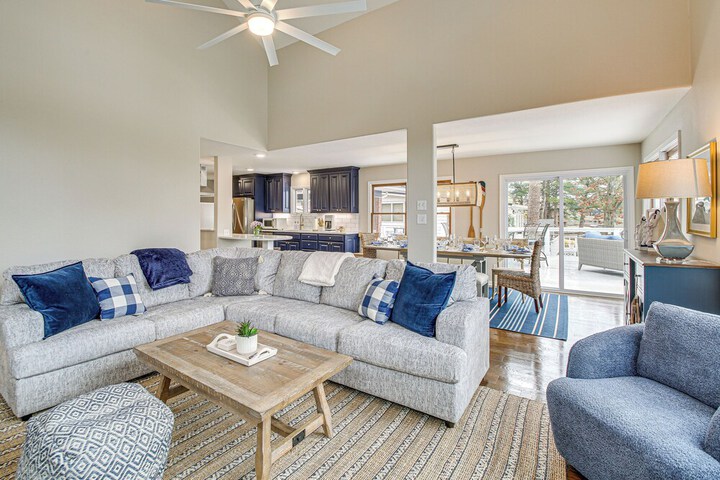 Hot Springs Lakefront Home w / Dock & Water Views!
