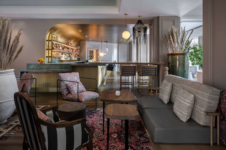 Lounge 124 of 171