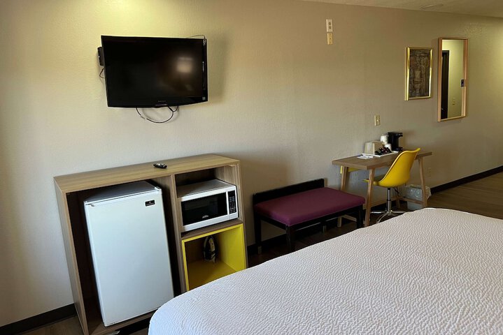 Days Inn & Suites by Wyndham Hutchinson