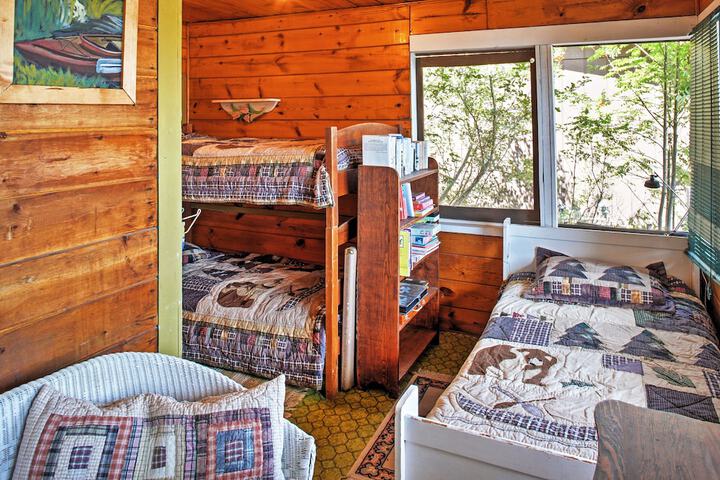 Newport Cabin w / Lakefront Private Porch & Grill!