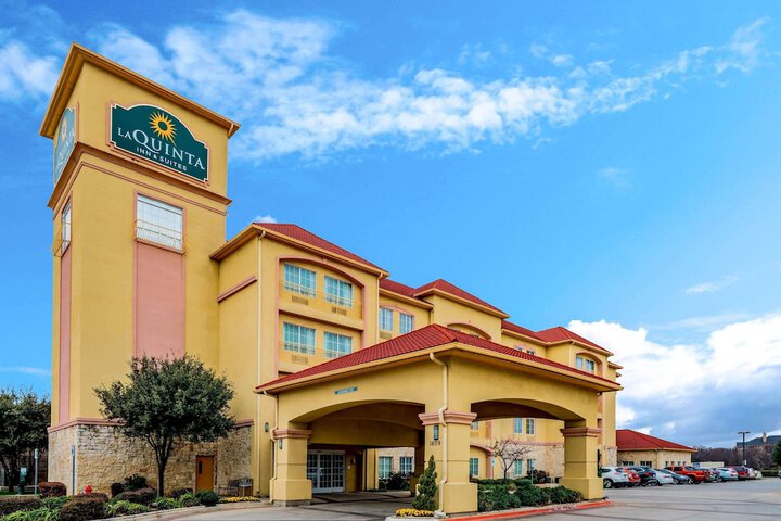 La Quinta Inn & Suites by Wyndham DFW Airport West - Bedford