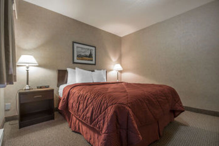 Econo Lodge Inn & Suites