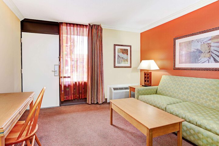 Room 32 of 40