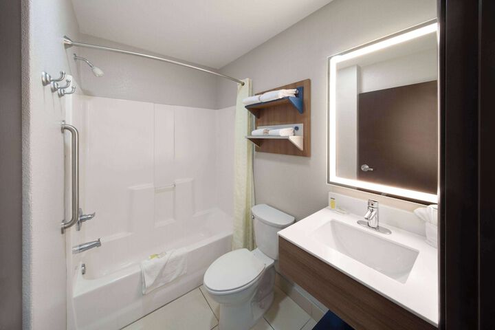 Room 25 of 28