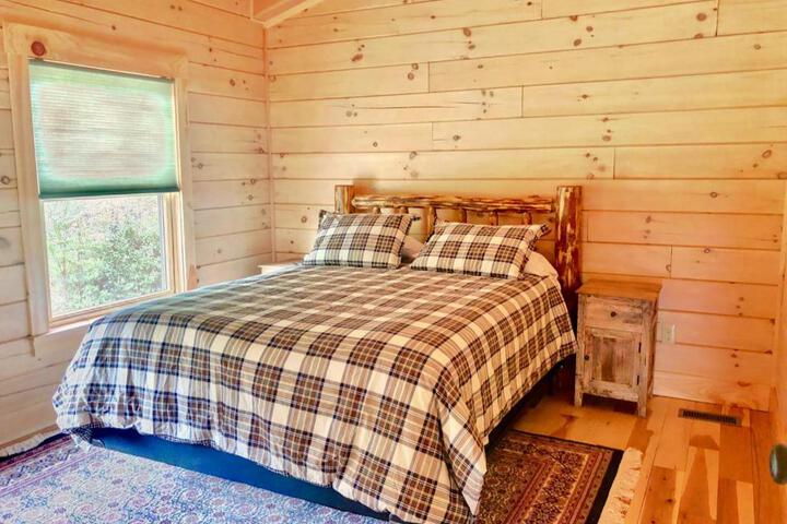 UV Log home with direct Cannon Mountain views Minutes to attractions Fireplace Pool Table AC
