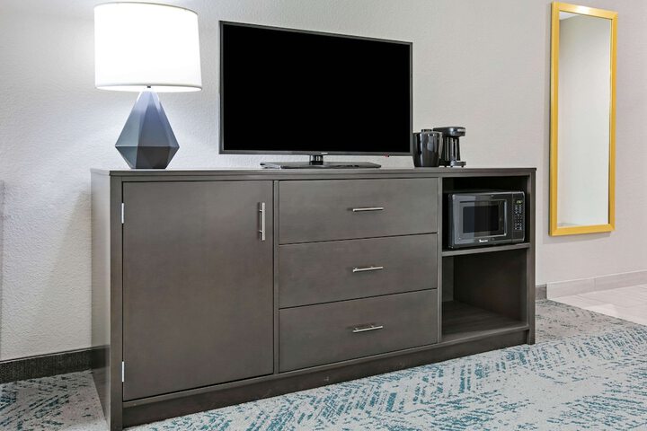 La Quinta Inn & Suites by Wyndham DFW Airport West-Glade