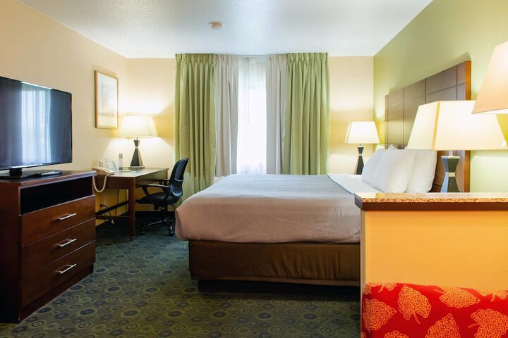 Quality Inn & Suites Bloomington I-55 and I-74