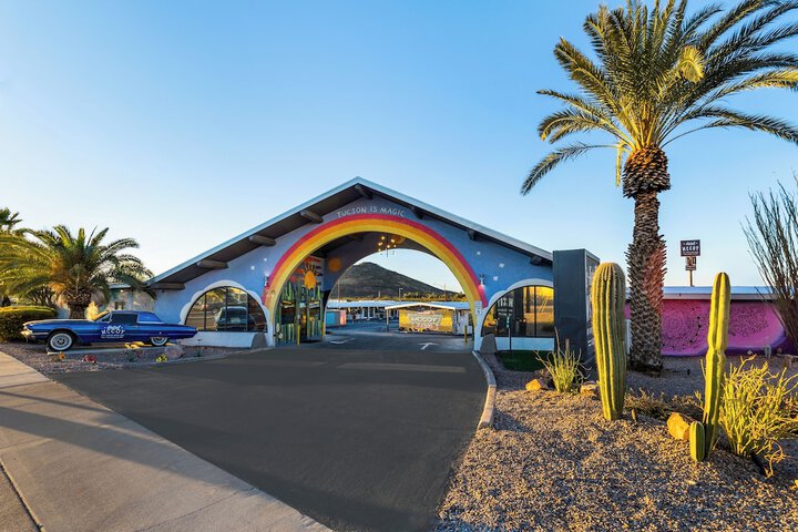 Hotel McCoy Tucson - Art Coffee, Beer, Wine