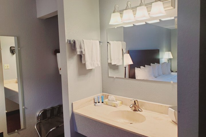 Blackstone Lodge & Suites