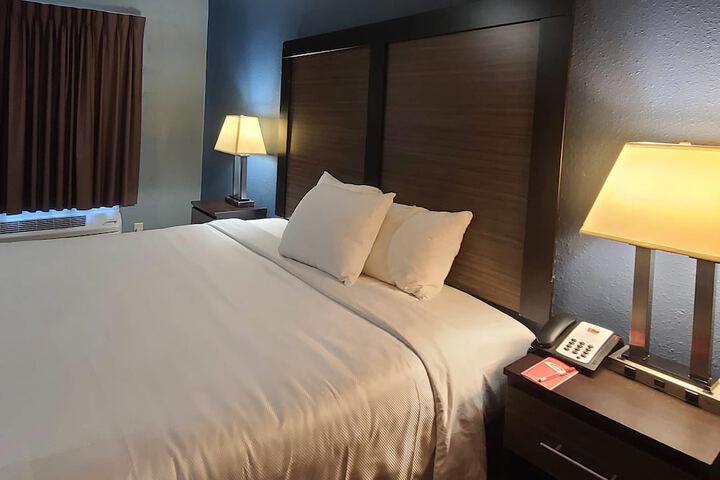 Travelers Inn & Suites Forest City