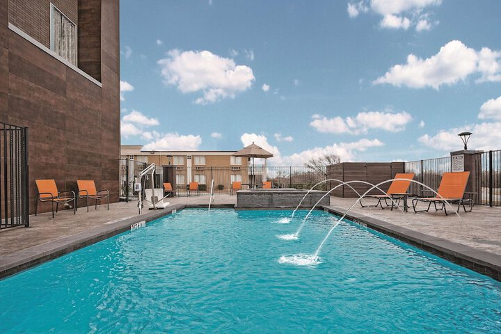 La Quinta Inn & Suites by Wyndham Dallas Grand Prairie North