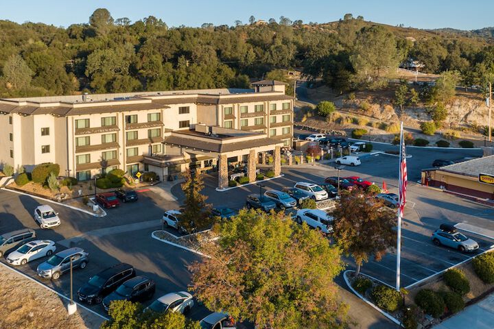 Yosemite Southgate Hotel & Suites