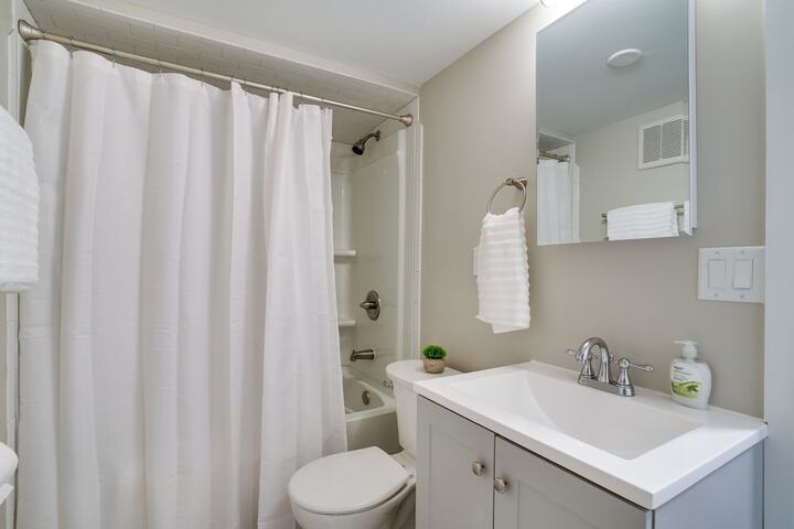 Inviting Minneapolis Vacation Rental w / Game Room!