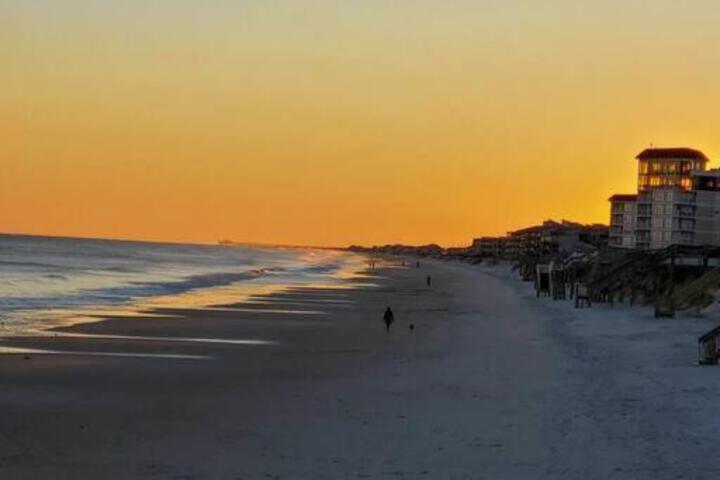 Sand & Sea: Beach Views For Miles!
