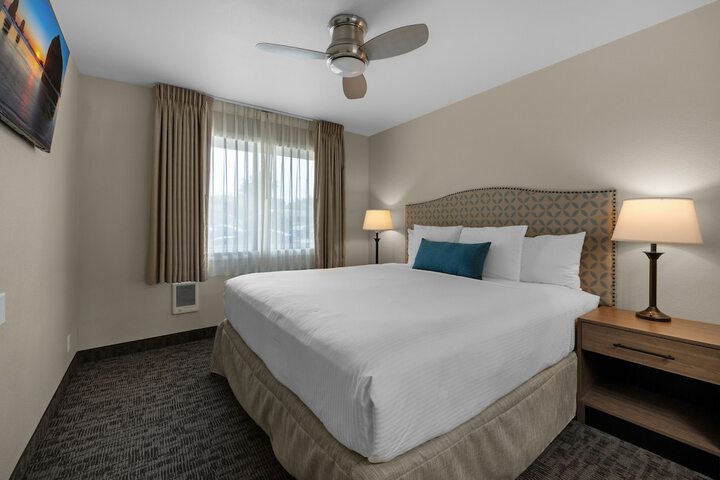 Pelican Shores Inn