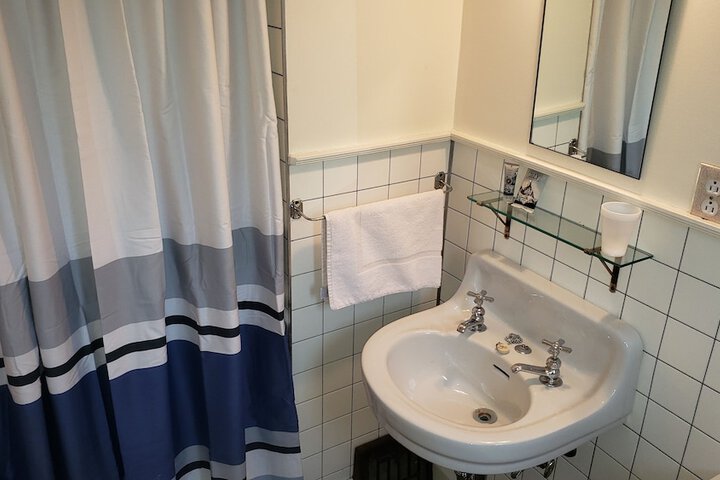 Room 53 of 215