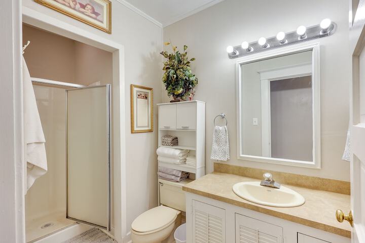 Paris Vacation Rental 15 Mi to Mount Magazine!